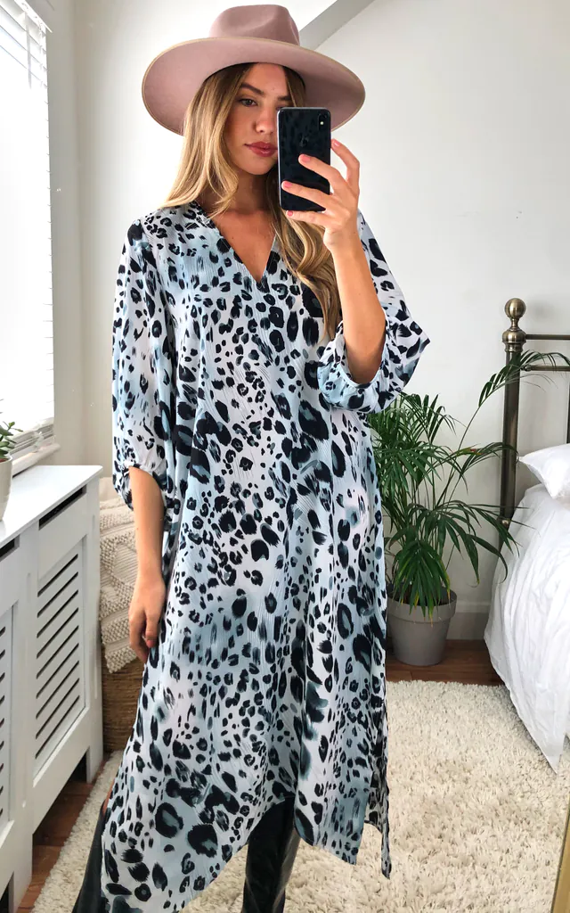 Loose fitting tunic dress with plunge neck and side split | D.Anna | SilkFred Loose fitting tunic dress with plunge neck and side split | D.Anna | SilkFred
