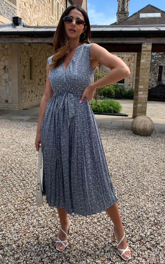 Grey V-neck pleated sleeveless midi dress | D.Anna | SilkFred Grey V-neck pleated sleeveless midi dress | D.Anna | SilkFred
