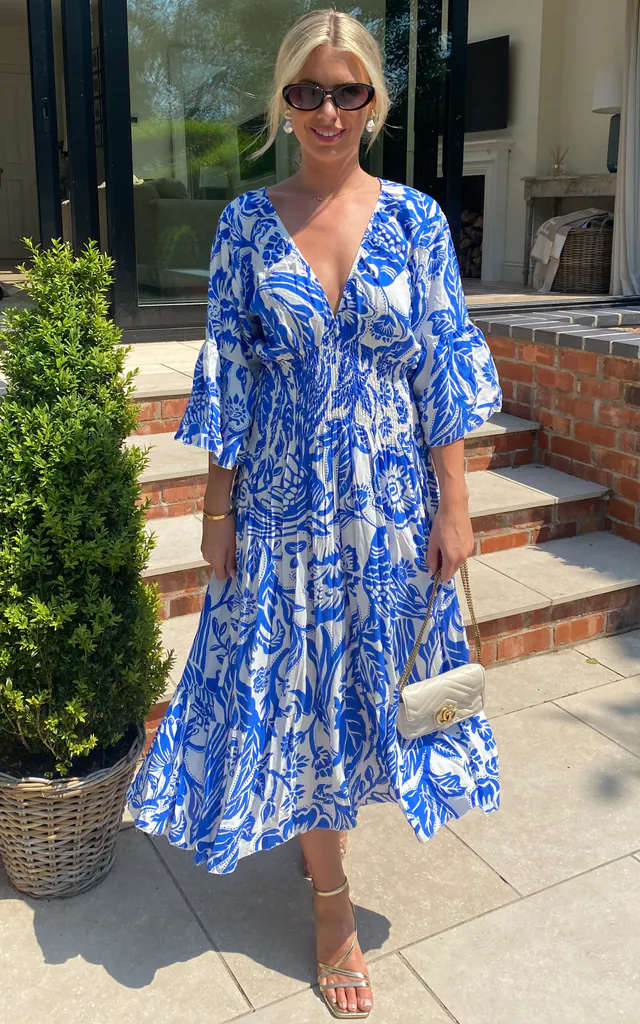 Oversized Flutter Sleeves Shirred Waist V Neck Midi Dress with Floral Print in Blue and White | HOXTON GAL | SilkFred Oversized Flutter Sleeves Shirred Waist V Neck Midi Dress with Floral Print in Blue and White | HOXTON GAL | SilkFred