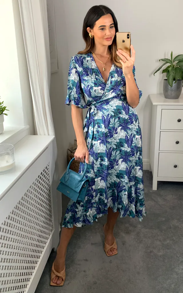 Midi wrap dress in multicolour floral print | D.Anna | SilkFred Midi wrap dress in multicolour floral print | D.Anna | SilkFred
