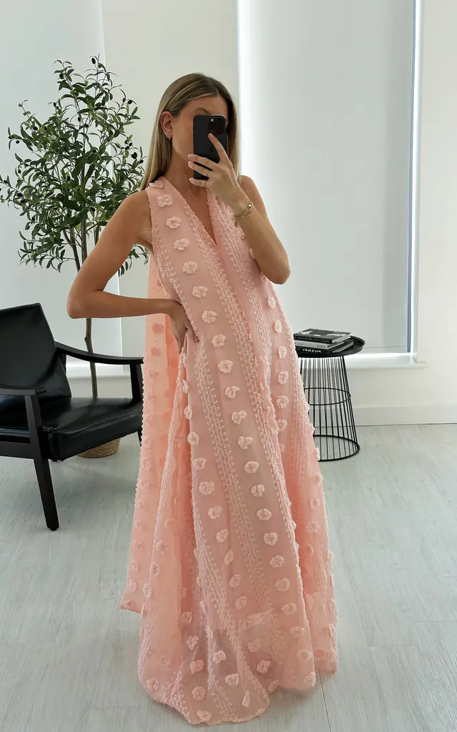 Halter floral applique chiffon maxi dress, peach | AMAANALUX | SilkFred Halter floral applique chiffon maxi dress, peach | AMAANALUX | SilkFred