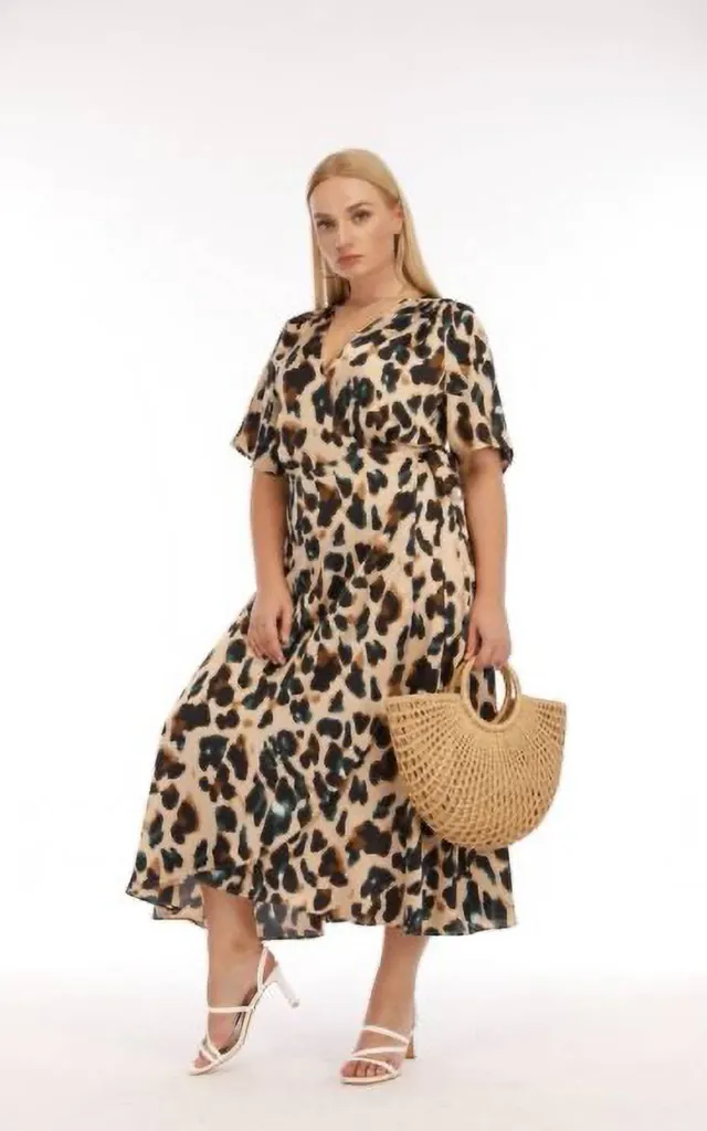 Plus Size Leopard print wrap dress | D.Anna | SilkFred Plus Size Leopard print wrap dress | D.Anna | SilkFred